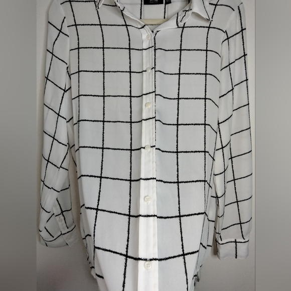 Apt. 9 (Size M) Black & White Grid Pattern Button Front Roll Tab Sleeves Blouse - Picture 5 of 11